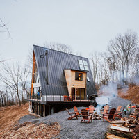 Bâtiments de luxe modernes en structure triangulaire en acier, maisons préfabriquées modulaires avec design intérieur meublé