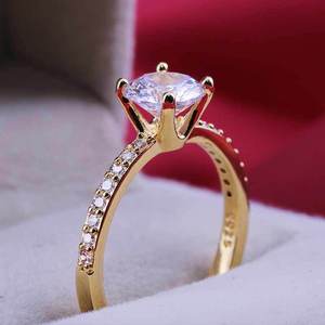 Anello con Cristallo Rotondo a Quattro Punte per Donne, Tono Dorato con Dettagli Pavé, Elegante Accessorio per Uso Quotidiano - Product Image 3