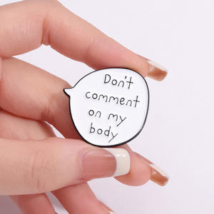 Spilla Creativa con Testo in Inglese, Bianca, Semplice e Versatile. Si Prega di Consultarmi Prima di Toccare, Ho Bisogno di Essere Solo. Badge con Testo Divertente. - Product Image 4