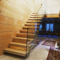 Escalier flottant intérieur avec balustrade en verre transparent sans cadre, marches en noyer, pour villa