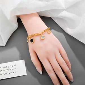 Pulsera de Acero Inoxidable con Dijes de Concha, Bañada en Oro, Diseño Moderno, Números Romanos Negros y Blancos para Mujer - Product Image 5