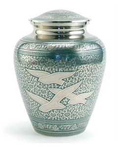 Urne funéraire en laiton gravée avec des oiseaux volants verts pour les cendres humaines d'un adulte, urne commémorative en métal, récipient décoratif - Product Image 1