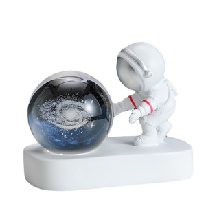 Astronauta resina artesanía luces escritorio noche lámpara bola de cristal 2024 decoración conjunto suministros San Valentín regalo para madres - Product Image 5
