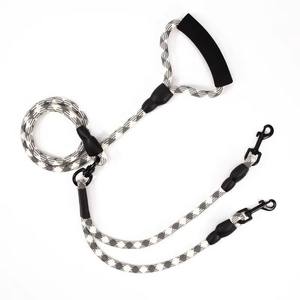 Polyester Zwei-Hunde-Leine Komfortabler Schaumstoffgriff 1 Leine für 2 Hunde Outdoor Doppel-Zugseil Verhindert Umwickeln Hundeleine - Product Image 1