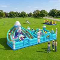 Château gonflable multifonctionnel avec toboggan et trampoline, idéal pour les festivals