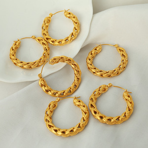 Aros Chapados en Oro con Diseño Trenzado Unisex para Uso Diario - Product Image 2