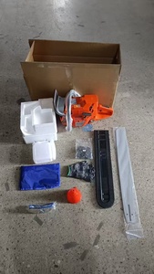 Offre Spéciale : Tronçonneuse à Essence avec Barre de Guidage, Gants, Lunettes, Entonnoir et Kit d'Accessoires - Product Image 1