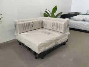 Fauteuil d'angle d'extérieur contemporain, revêtement en tissu beige, base à lattes en aluminium foncé, imperméable, écologique, durable pour le jardin - Product Image 2