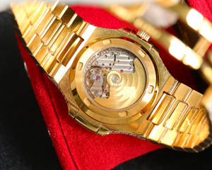 Montre de luxe incrustée de diamants de qualité supérieure Moissanite entièrement incrustée à la main montre de créateur personnalisée en gros - Product Image 6