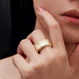 Bague Éternité en Or Jaune Moissanite, Coupe Ronde Brillante, Sertissage Pavé, Design Géométrique, Bijou Minimaliste Unisexe - Product Image 3