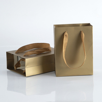 Sacs cadeaux en matériaux recyclés en gros, design PPWR-aligné, plusieurs tailles, impression de logo personnalisé, sérigraphie avec poignées pour vêtements