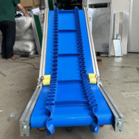 Meilleur vendeur 2025 Système de convoyeur à bande d'alimentation incliné industriel automatique avec vitesse réglable pour bouteilles en plastique