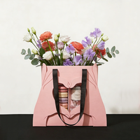 Sac en papier personnalisé découpé en forme de cœur avec fenêtre pour emballage de fleurs, macarons, parfums, coffrets cadeaux, sac de transport rose pour boutique, vente en gros