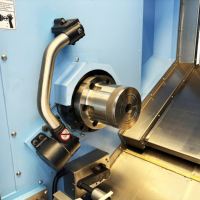 Tour CNC à lit incliné TCK63 avec rail de guidage rigide en option, mandrin hydraulique à trois mors, centre de tournage entièrement automatique