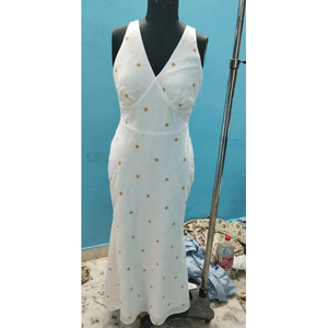 Robe blanche de qualité assurée avec motif brodé, entièrement cousue, col en V, style sans manches, robe sari - Product Image 1
