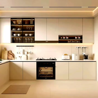 Meuble de cuisine classique américain moderne en chêne avec panneaux surélevés, quincaillerie en laiton, îlot central et portes en panneaux de particules