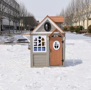 Casita de Juegos de Madera Gris para Niños, Casita de Juegos para Patio Trasero con Mostrador, Pared de Tres en Raya y Puerta con Huellas de Patas - Product Image 3