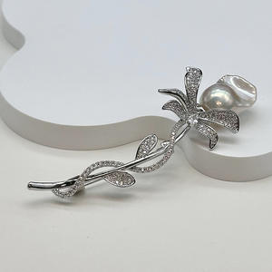 Broche Romántico Francés con Rosa, Perla Barroca Natural de Alta Calidad, Diamante y Circonita, Broches Modernos - Product Image 1