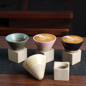 गर्म विक्रेता लट्टे कॉफी कैफे मोचा चाय के लिए लकड़ी के स्टैंड वाले जापानी मग सेट के साथ सिरेमिक एस्प्रेसो कप डालते हैं