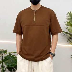 เสื้อยืดแขนสั้นสีทึบสำหรับผู้ชาย สีน้ำตาลเข้ม ซิป คอกลม ทรงหลวม ระบายอากาศได้ดี เสื้อลำลองสำหรับวัยรุ่น ใส่ได้ในฤดูร้อน - Product Image 1