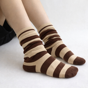 Kaos Kaki Wanita Model Slouch Bergaris Khusus dengan Campuran Katun Lembut, Gaya Kasual dan Nyaman - Product Image 1