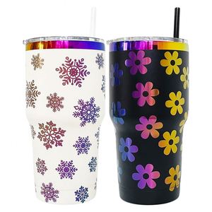 Vasos de Café con Tapa, Recubiertos con Polvo Holográfico, Plateados con Efecto Arcoíris, de 30 oz, con Diseño de Logotipo Grabado con Láser Blanco y Negro - Product Image 1