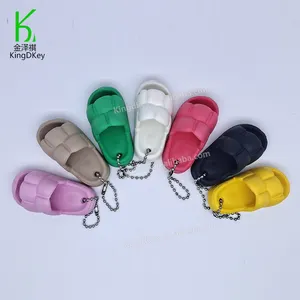 Mini pantoufle 3D en plastique eva adorable, porte-clé avec trou en mousse, pantoufle de plage multicolore, porte-clé de chaussure, vente en gros