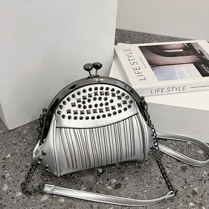 Sac à main élégant pour femme, avec doublure en polyester, design à rivets et pompons. Sac à main de luxe de créateur.2806 - Product Image 4