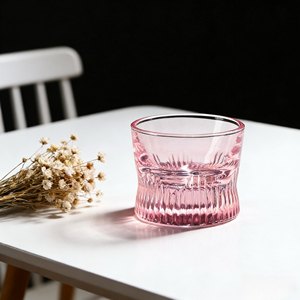 Ascolta, guarda queste tazze in vetro eleganti e convenienti, perfette per whisky, brandy e altri liquori, ideali per l'uso domestico. - Product Image 1