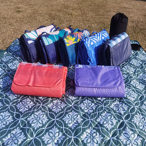 Estera de picnic acolchada ultrasónica Oxford de 3 capas portátil multiusos, estera de camping de tafetán de poliéster para exteriores con correa para el hombro - Product Image 3