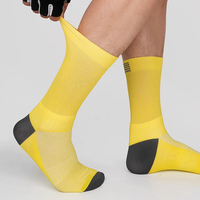 Vente en gros de tissus colorés évacuant l'humidité Chaussettes de cyclisme en maille respirantes pour sports professionnels d'extérieur à séchage rapide
