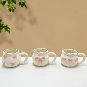 Tùy Chỉnh 330Ml 3D Nổi Gốm Cốc Cà Phê Hiện Đại Vẽ Tay Bow Thiết Kế Ribbon Thân Thiện Với Môi Đồ Đá Ý Tưởng Quà Tặng - Product Image 1