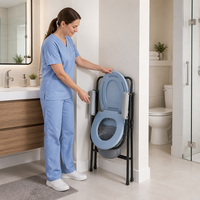Chaise de toilette portable de chevet avec siège bleu à anneau, couvercle rabattable, cadre noir et bac pliable