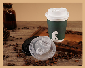 ฝาปิดแก้วแบบใช้แล้วทิ้งสีดำขนาด 90 มม. พร้อมจุกน้ำในตัว ป้องกันการรั่วซึม แบบผีเสื้อ สำหรับร้านกาแฟและเครื่องดื่มแบบนำกลับบ้าน - Product Image 1