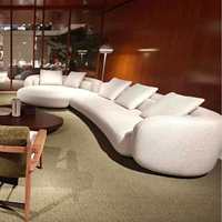 Canapé italien au design incurvé, moderne et minimaliste, avec rembourrage en tissu, parfait pour les bureaux et les salons.