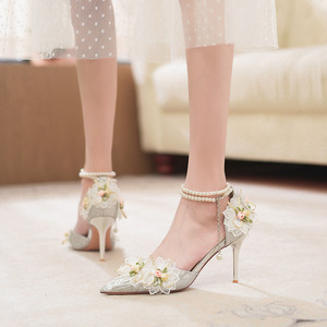 Zapatos de Novia con Tacón de Aguja, Punta en Pico, Correa en el Tobillo, Decoración Floral, Forro de Satén, Tacón Alto - Product Image 1