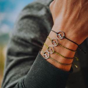 Meilleure vente Bracelets de <span class=keywords><strong>montagne</strong></span> noire pour hommes Bijoux en acier inoxydable plaqué avec cordon <span class=keywords><strong>Bracelet</strong></span> Cadeaux d'aventure pour hommes - Product Image 3