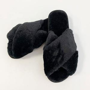 Hermosas zapatillas de felpa con correa cruzada de piel sintética para mujer, cálidas y resistentes para interiores y exteriores Zapatillas de casa, venta al por mayor - Product Image 5