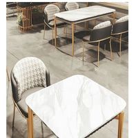 Ensemble de table et chaises de salle à manger en laiton et tweed, style luxe léger et moderne, avec plateau en pierre frittée, écologique, pour usage hôtelier