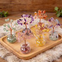 En gros, Arbre de la prospérité coloré fait main en cristal naturel poli et éclats de cristal brut, avec base en bouteille de verre, Arbre de la mode