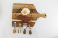 Houten snijplank met handvat, geschikt voor brood, vlees, fruit, kaas en het serveren.