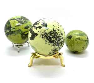 Boule de pierre précieuse en serpentine verte, sphère de cristal naturelle ronde avec surface polie raffinée et minéral liquide naturellement formé - Product Image 2