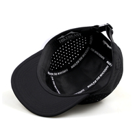 Casquette de sport vintage en maille élasthanne et polyester avec motifs à pois et losanges, style urbain, caractéristique de tissu courant