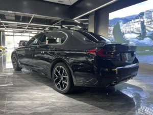 <span class=keywords><strong>BMW</strong></span> Serie 5 Modello 530Li 2022 Luxury Line Pacchetto M Sport Auto Usata in Stock Guida a Sinistra Interni in Pelle Scuro R19 - Product Image 6