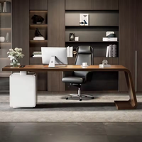 Bureau de direction Waterfall Edge avec plateau en noyer foncé et base blanche, avec boîte de rangement pour câbles, table de bureau pour patron