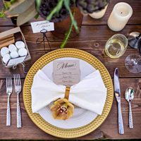 Assiettes de présentation rondes dorées de 13 pouces pour mariage, bord martelé, réutilisables, en plastique, pour Noël, anniversaire, dîner, sous-assiettes dorées