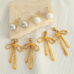 ต่างหูมุกประดับโบว์สีขาวสำหรับผู้หญิงสวมใส่ทุกวัน - Product Image 2