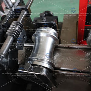 Machine de formage de porte à volets emboutis à cadre industriel automatique à rivets, facile à utiliser, équipement de production de porte enroulable en métal - Product Image 4