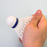 Volant de badminton professionnel en nylon léger avec plumes simulées pour l'entraînement et le jeu en extérieur