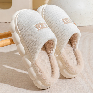 Chaussons en laine à semelle épaisse antidérapante pour l'hiver et l'automne, adaptés à l'intérieur et à l'extérieur, style maison en coton. - Product Image 1